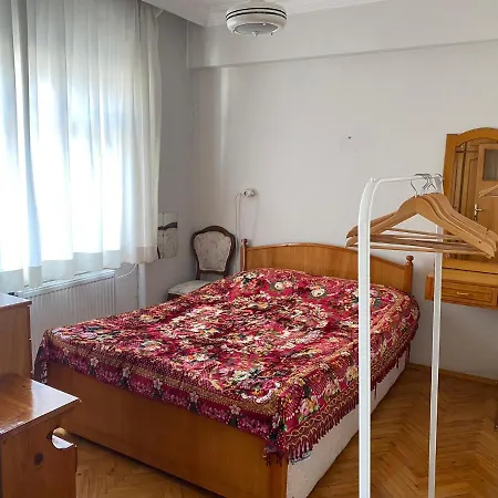 Spacious 2 Bedroom 1 Living And Dining 1 Sitting 1 Bath *